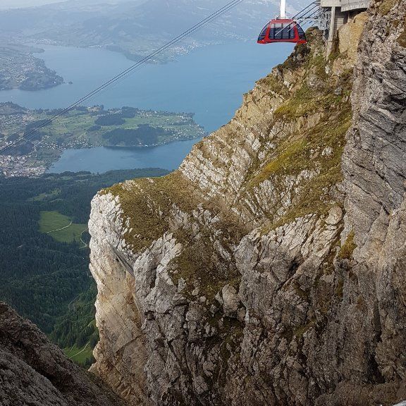 Luftseilbahn am Pilatus mit Blick auf den Vierwaldstättersee