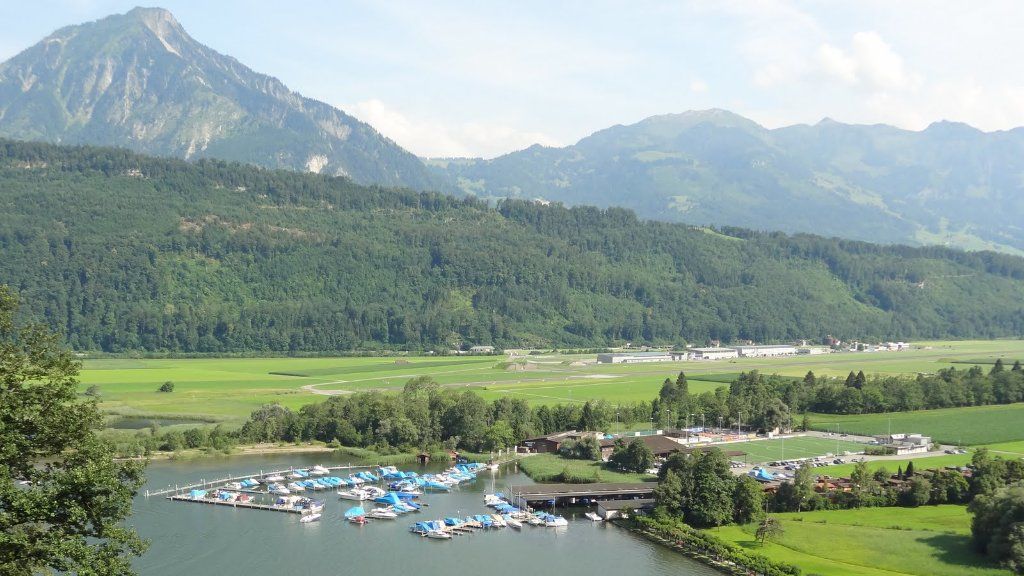 Grüne Plätze am Wasser