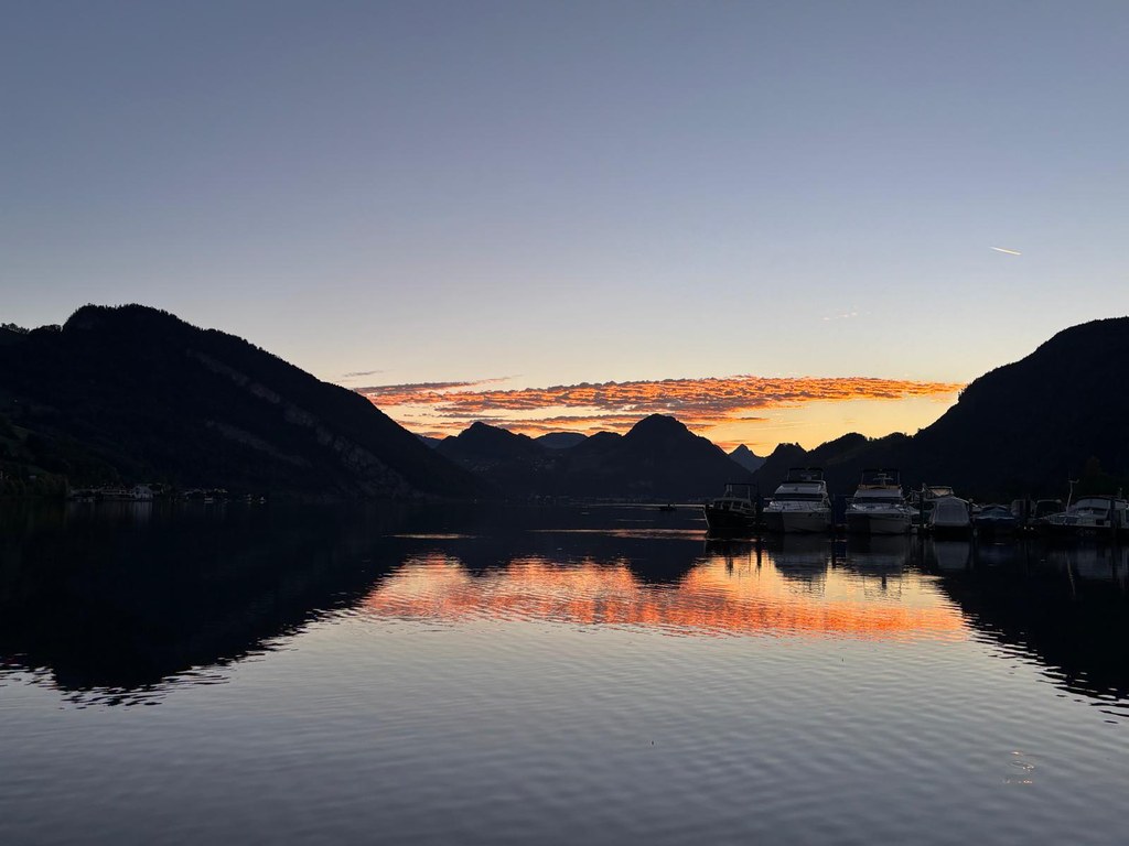 Abendrot über dem Alpnachersee mit Booten am Ufer