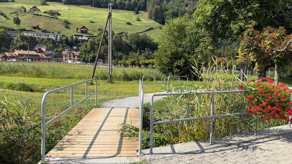 Kleine Holzbrücke am Schilf beim Städerried Camp