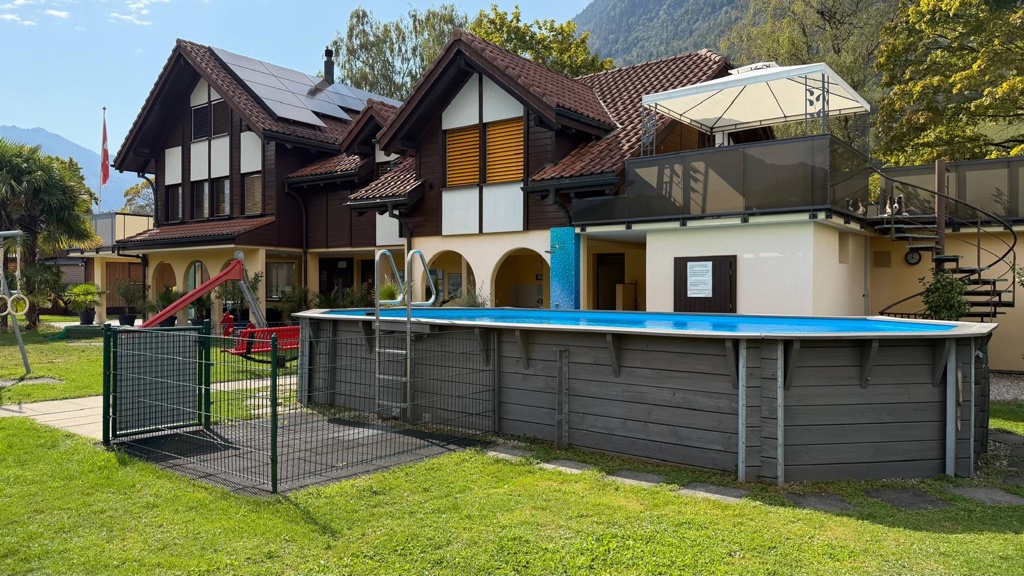 Hauptgebäude und Schwimmbecken des Städerried Camps
