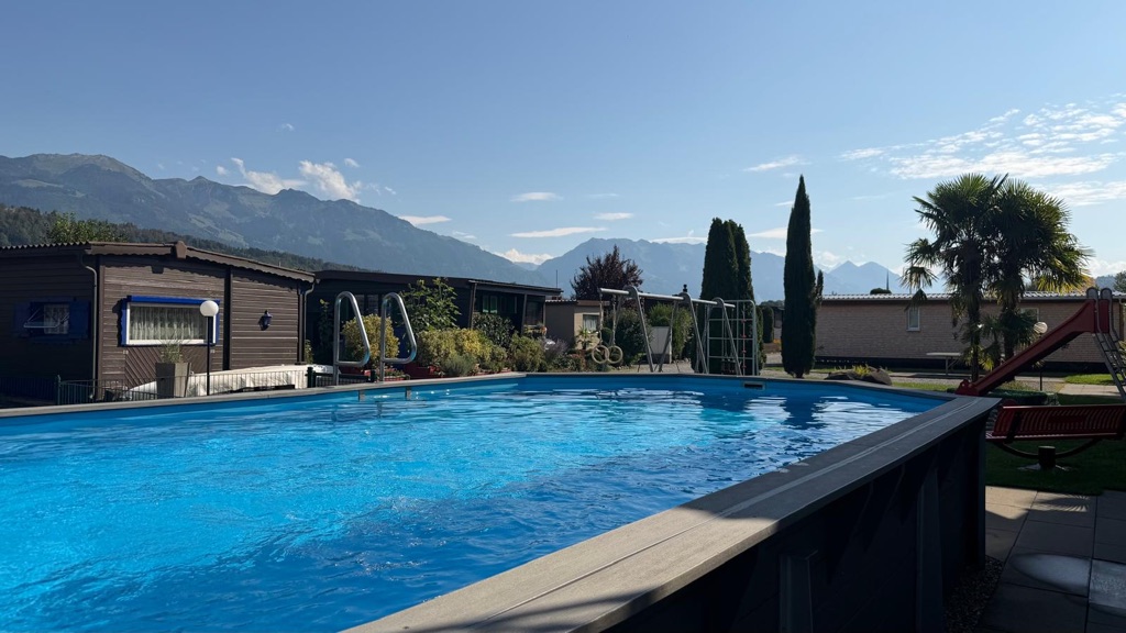 Offenes Schwimmbecken mit Blick auf die Berge