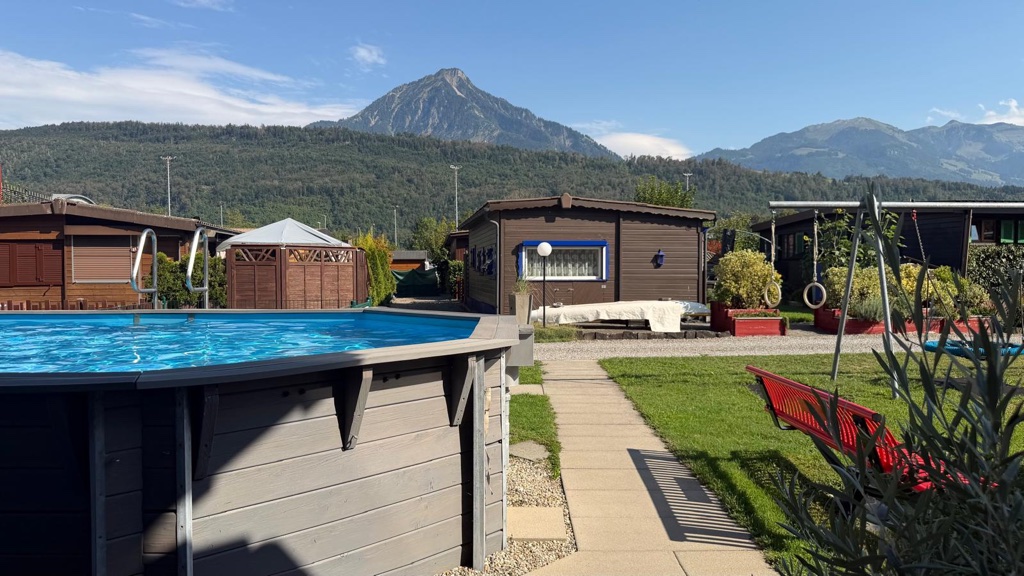 Schwimmbecken mit Blick auf Pilatus und Stanserhorn