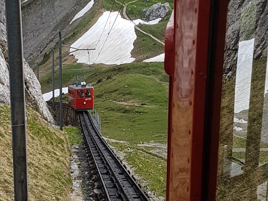 Rote Pilatus-Zahnradbahn auf der steilen Bergstrecke