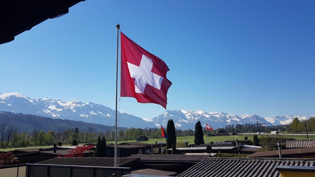 Schweizer Flagge vor dem Bergpanorama beim Städerried Camp
