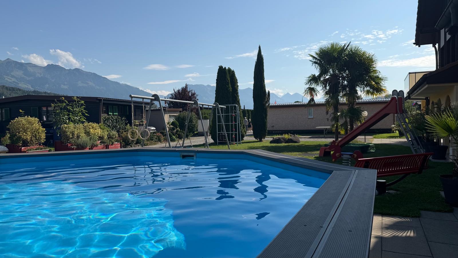 Offenes Schwimmbecken mit Bergpanorama auf dem Städerried Camp